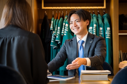 【マセラティ 目黒&times;サービスフロント】賞与4.5か月実績/年休120日/整備経験を活かす