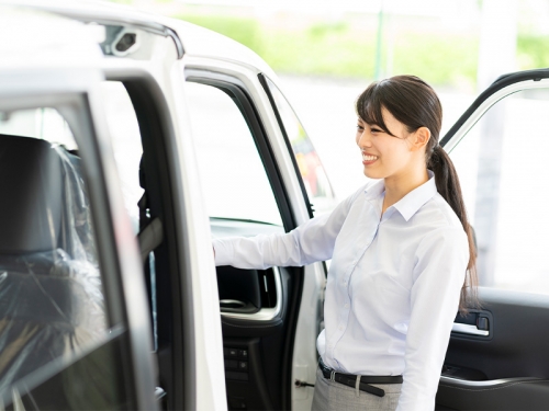 トヨタディーラーにて営業職を募集✅未経験応募可✨充実の研修制度✅多彩なキャリアパス