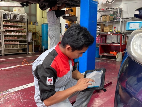 自動車整備士（2級）月給31.5万円～／ IT&times;整備で「稼げる整備士」へ