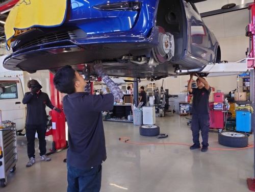 【整備士インターン】未経験から「指名されるプロ」へ！先輩が横で教える安心環境で、車への愛を仕事に