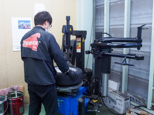 整備資格者限定／年休130日・完全週休2日／オイルポンピング・ライニング張替・タイヤ交換などの軽整備