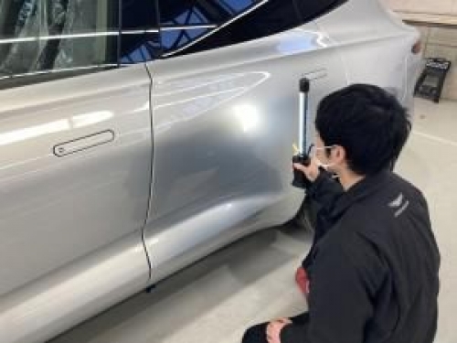 輸入車の整備・塗装・磨き・コーティングスタッフ／年間休日125日