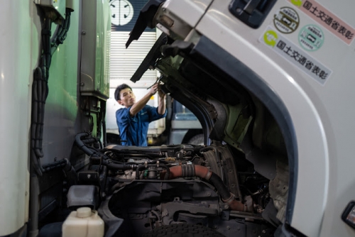 車検工場の自動車整備士（大型トラック部門）