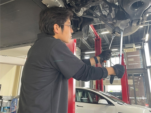 【自動車整備士】会社の「顔」として、技術を次世代へ。最高の一台を仕上げる誇り
