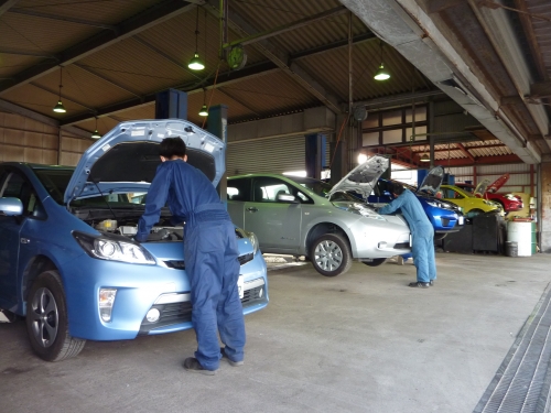 【自動車整備士　月給40万円以上で募集！】土日休み！毎年海外旅行あり！