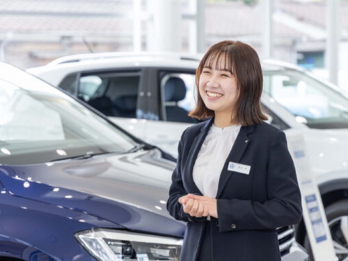 自動車販売営業｜未経験から年収700万円可／3年間の手厚い研修手当で、未経験からのリスタートを応援