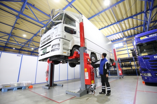 海外製トラック整備／2級整備士