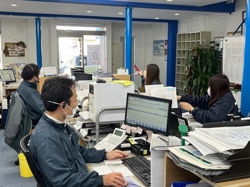 自動車中古パーツの内勤営業/販売・受注｜土日祝休みの週休２日制。年間休日115日、残業も少なめです！