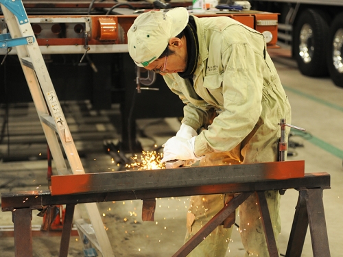 自動車の鈑金塗装スタッフ（大型・特殊車両）✨未経験者積極採用中✅未経験から月給30万円超の技術者