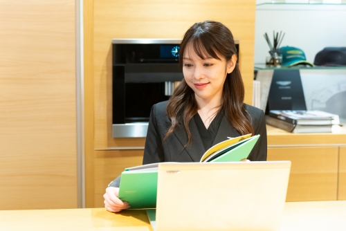 ポルシェ【横浜市都筑区×パーツ管理(アルバイト)】★未経験・女性の方大歓迎！★