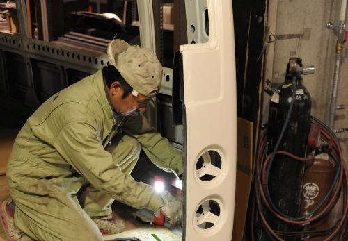 【✨完全週休二日/年間休日126日】車体架装スタッフ／無資格未経験可！丁寧な指導で一人前の職人へ