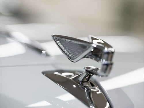 ベントレー正規ディーラーのセールススタッフ｜未経験者も安心体制の体制！年休平均123日