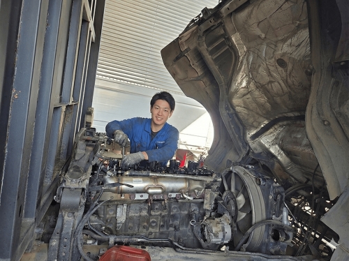 時給1700円〜/資格・経験ゼロでもスタート可能！整備補助や洗車など、挑戦しやすい軽作業バイトです✨