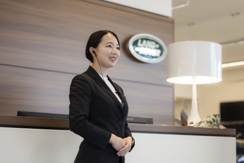 輸入車ディーラーにて受付事務✨未経験歓迎✅年休115日超！一流ブランドの“顔”になる受付