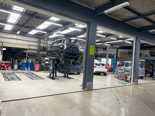 【無資格や未経験の方も歓迎】会社の支援で整備資格取得が可能！年間休日111日・残業少なめ（指定工場）