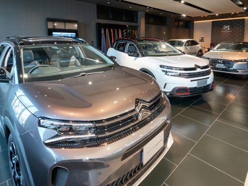 複合輸入車ディーラーにてサービスフロントを募集✅書類選考無し✨面談確約◎男性社員の育休実績有