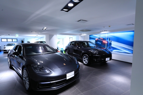 ポルシェ正規販売店でのメカニック
