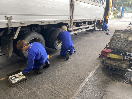 大型トラック車検・修理!経験者募集中!!