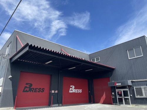 カスタムカーのメカニック◆鈑金塗装等を担当／世界的モータースポーツに出場中！！