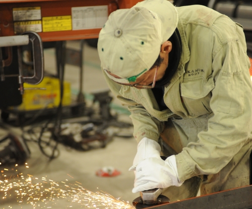 【完全週休二日/年間休日126日】鈑金塗装（大型）｜丁寧な指導で一人前の職人へ【未経験・ブランク可】