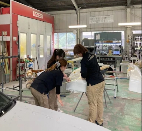 【8時間拘束7時間労働 / 土日祝休み】板金・塗装スタッフ募集。（経験者優遇）