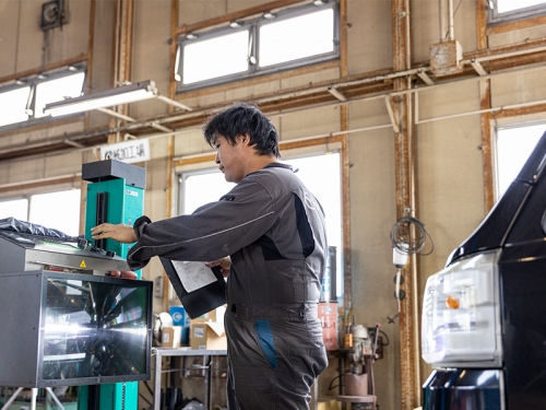 自動車検査員✨日曜・月曜固定休年間休日120日✅定年後再雇用制度有、長期就業可✨残業ほぼ無