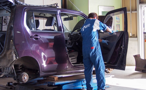 【資格＆経験不問】自動車のパーツ取外し&解体業務！残業ほとんど無し、有休取得も推進！