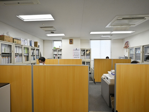 自動車部品の管理スタッフ（未経験OK／土日祝休／年間休日126日）