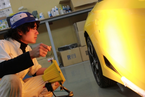 新車のコーティングやオプション用品取付等をして頂く仕事です