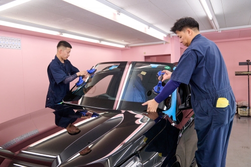 自動車ガラスの交換・修理☆毎年昇給！残業ナシ！未経験者大歓迎！