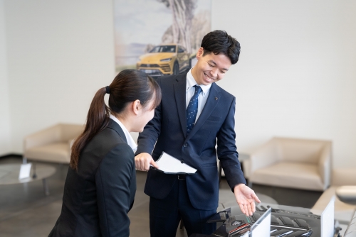 ≪東京都目黒区&times;マセラティ≫サービスフロント/賞与4.5か月実績/年休120日/整備士資格を活かす