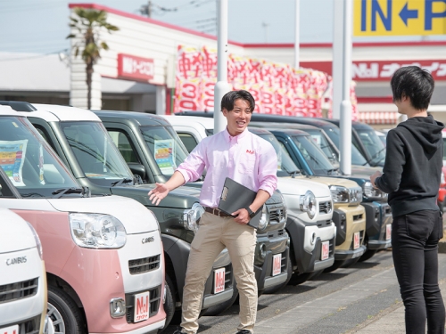 自動車の販売職を募集✅男性社員の育児休暇実績有✅平均年収570万⭐️年収1,000万プレイヤーも在籍