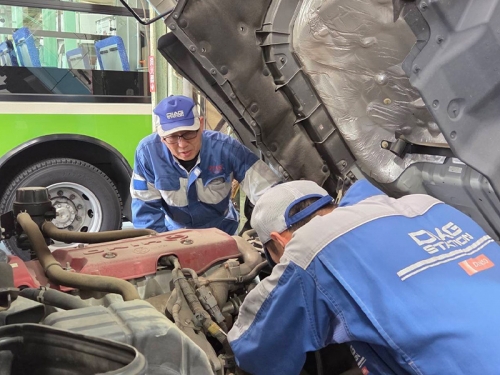 大型トラックの電装修理専門職｜ディーラーも頼る希少なポジションで先輩と共に一人前へ