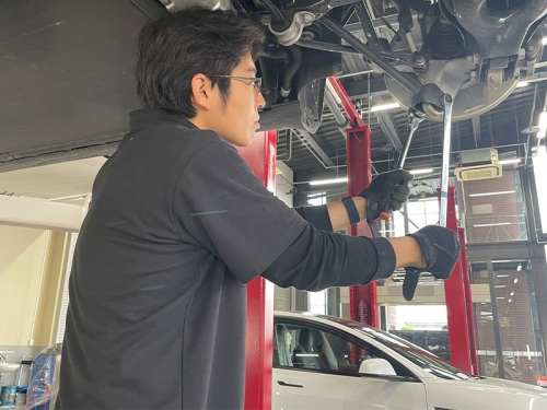 【自動車整備士】「作業」で終わらせない整備を。チームで育ち、顧客に顔を覚えられるプロへ