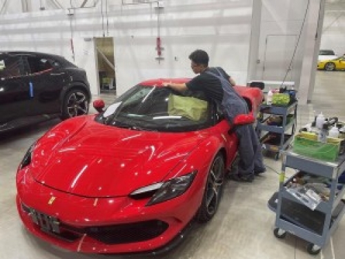 輸入車の塗装・磨きスタッフ／年間休日120日