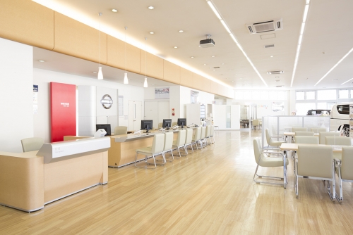 ショールーム受付および事務職　＼ 急募！ ／