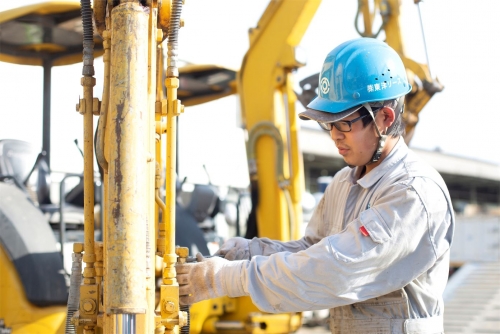 【高梁】建設機械等の整備サービス　※未経験OK！完全土日祝休み！資格取得支援ありでスキルを磨けます！