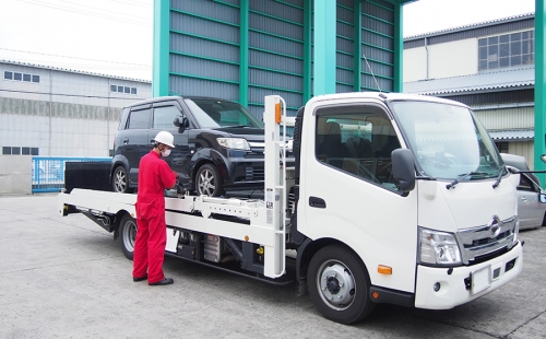 整備工場や中古車販売店からの車両引取り・回送業務！整備士経験が活かせます【年休115日】