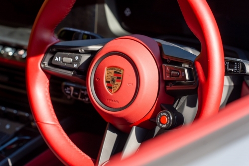 【ポルシェセンターみなとみらい ワークショップ&times;積載車ドライバー】年休120日/賞与4.5ヶ月実績