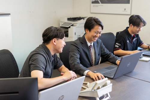 ≪横浜市青葉区&times;ポルシェ≫サービスフロント/配属場所はお住まいを考慮/年休120日/賞与4.5か月