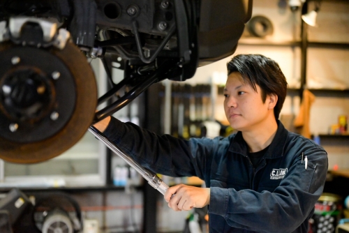 【無資格・未経験歓迎】カスタム整備補助/残業ほぼなし/有休取得率70％超