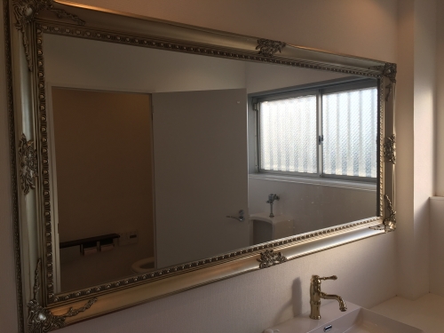 トイレで化粧直しが出来るよう大きな鏡