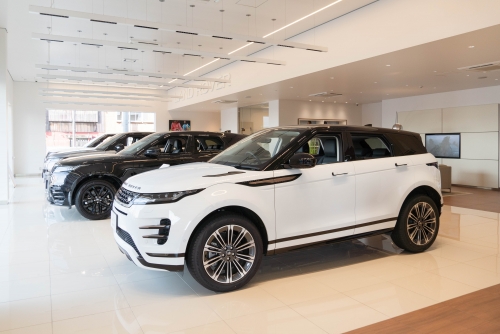 勤務場所：ランドローバー新潟ショールーム