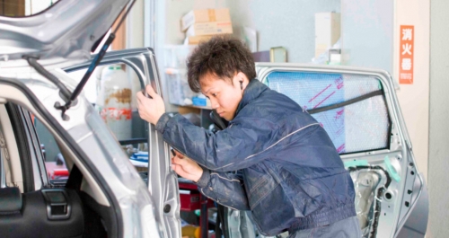 板金塗装の作業風景です。