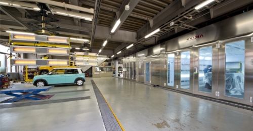 鈑金塗装の工場内です。