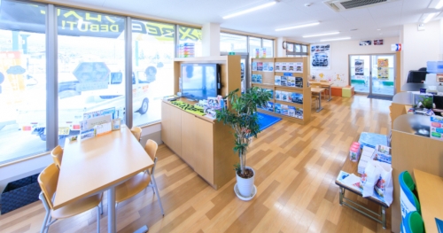 明るくきれいな店内、キッズスペースもございます。