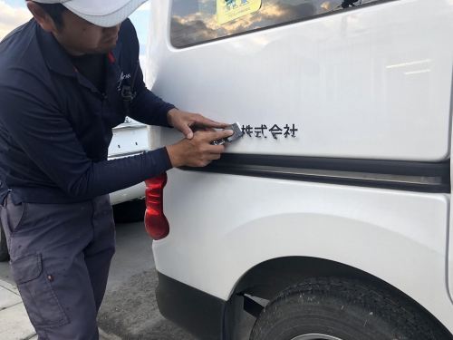 ステッカー剥がしの作業風景です