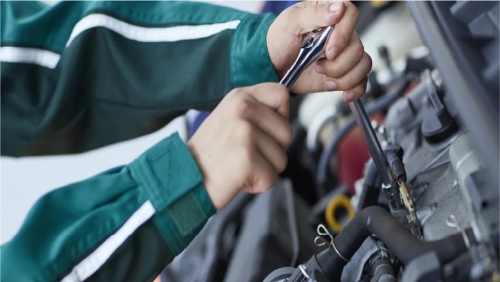 大手国産ディーラーにて自動車整備