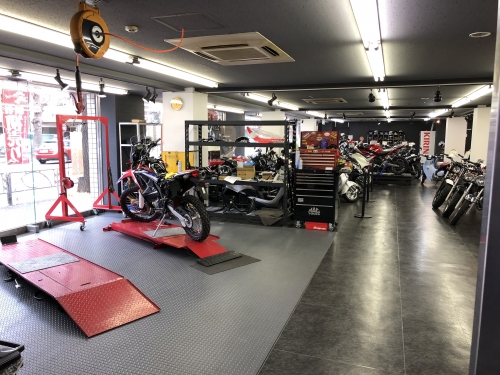 冷暖房完備の屋内整備工場。認証工場となります。