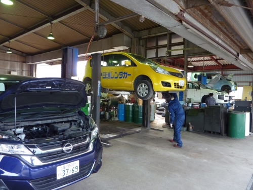 小型車整備工場の風景です。